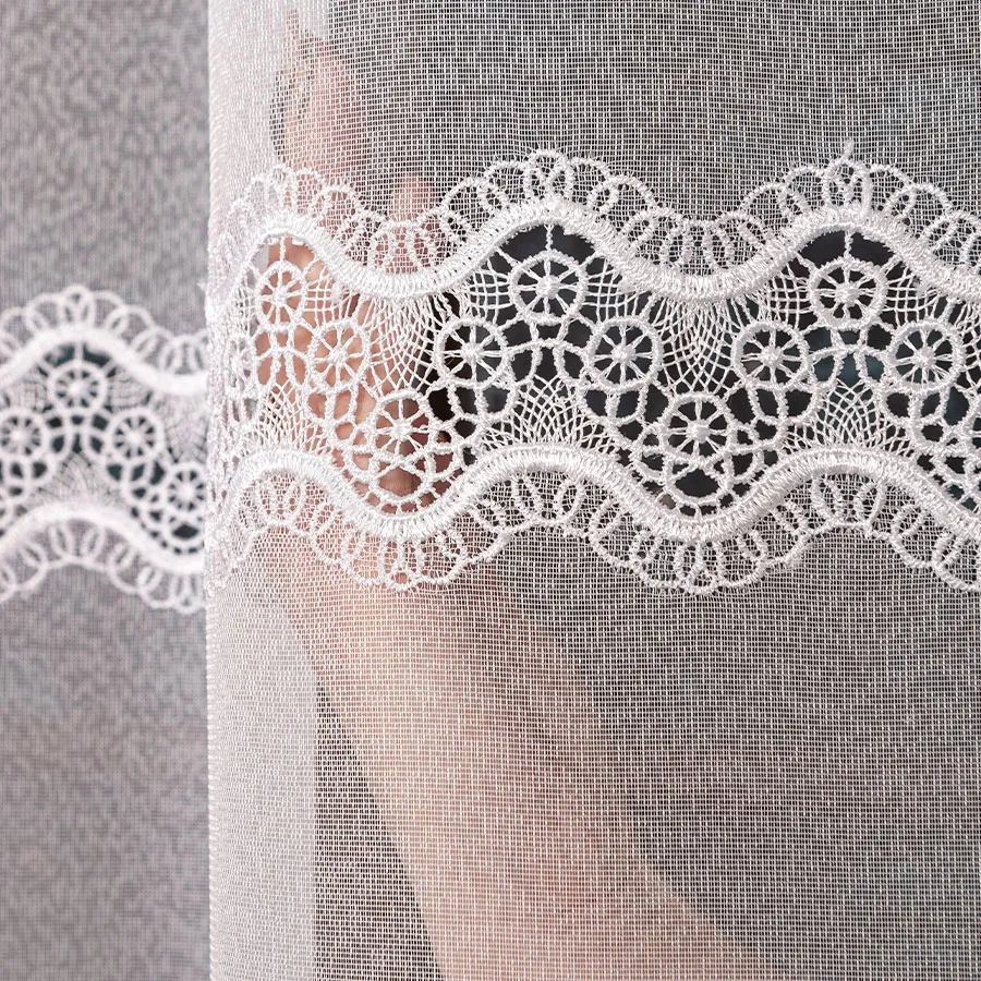 Firanka z aplikacją ze wzorem pasowym na markizecie 009314