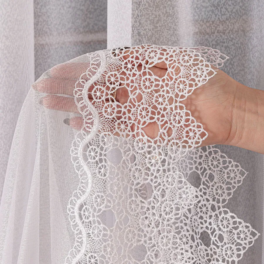 Firanka z aplikacją ze wzorem pasowym na markizecie 009314