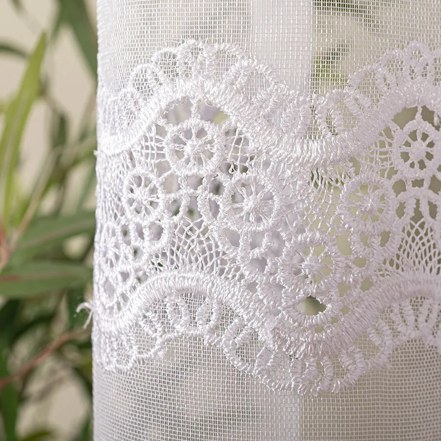 Firanka z aplikacją ze wzorem pasowym na markizecie 009314