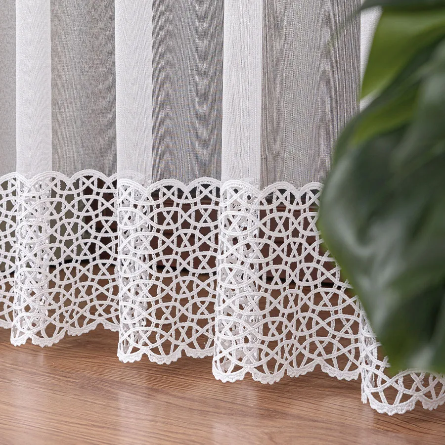 Firanka z aplikacją na markizecie ze wzorem pasowym 006046