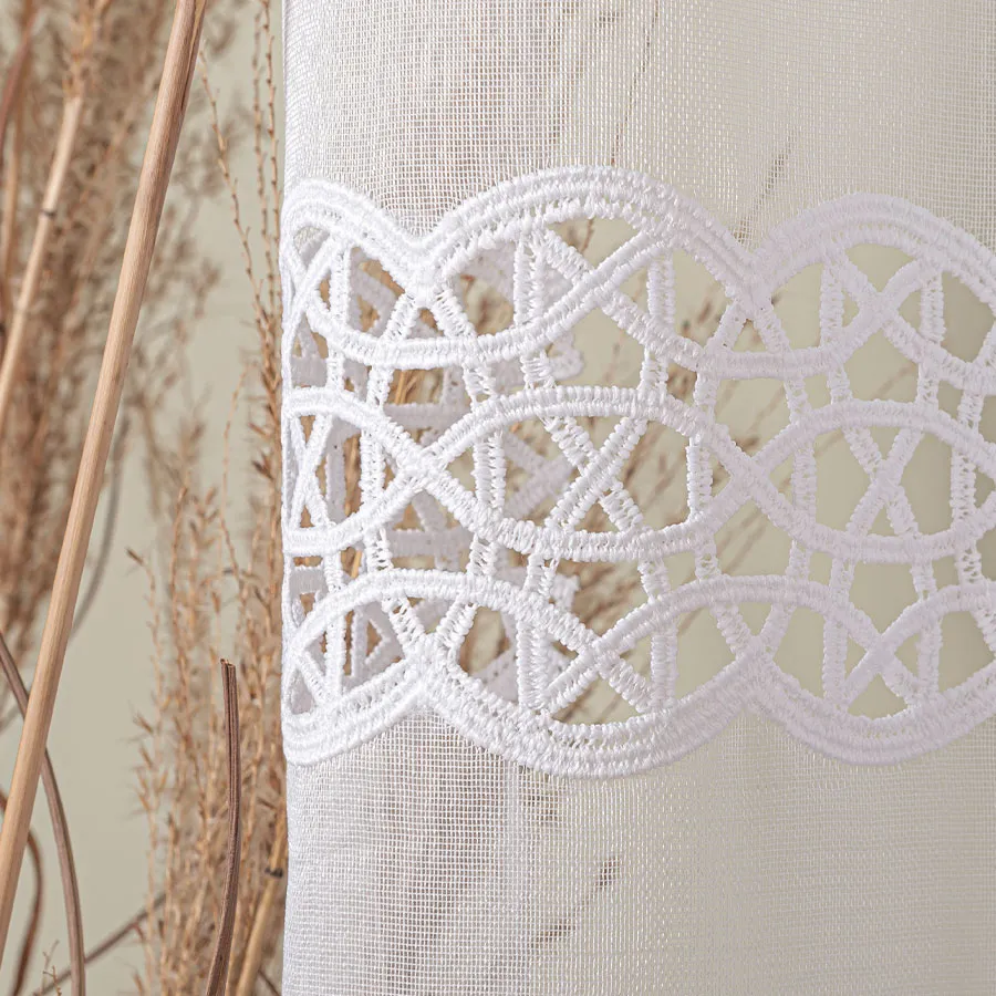 Firanka z aplikacją na markizecie ze wzorem pasowym 006046