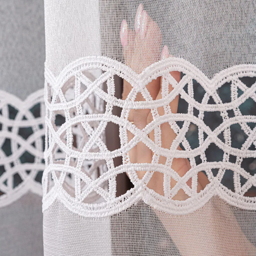 Firanka z aplikacją na markizecie ze wzorem pasowym 006046