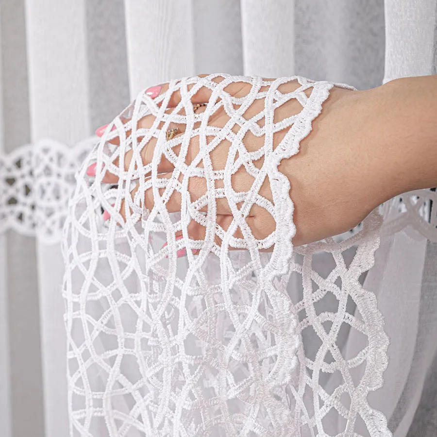 Firanka z aplikacją na markizecie ze wzorem pasowym 006046