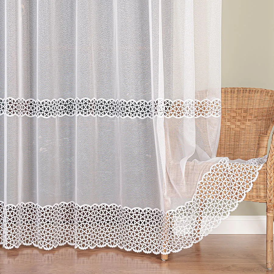 Firanka z aplikacją na markizecie ze wzorem pasowym 006046