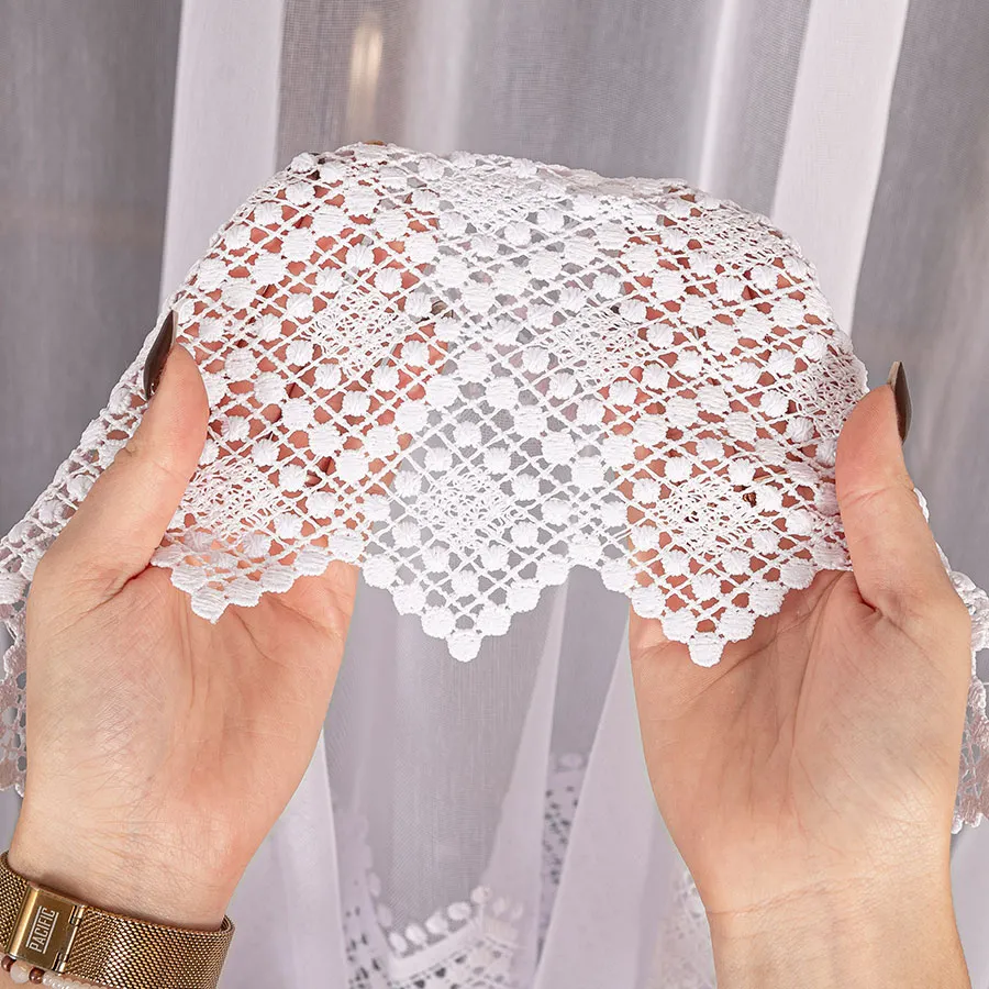 Firanka z aplikacją ze wzorem pasowym na markizecie 009377