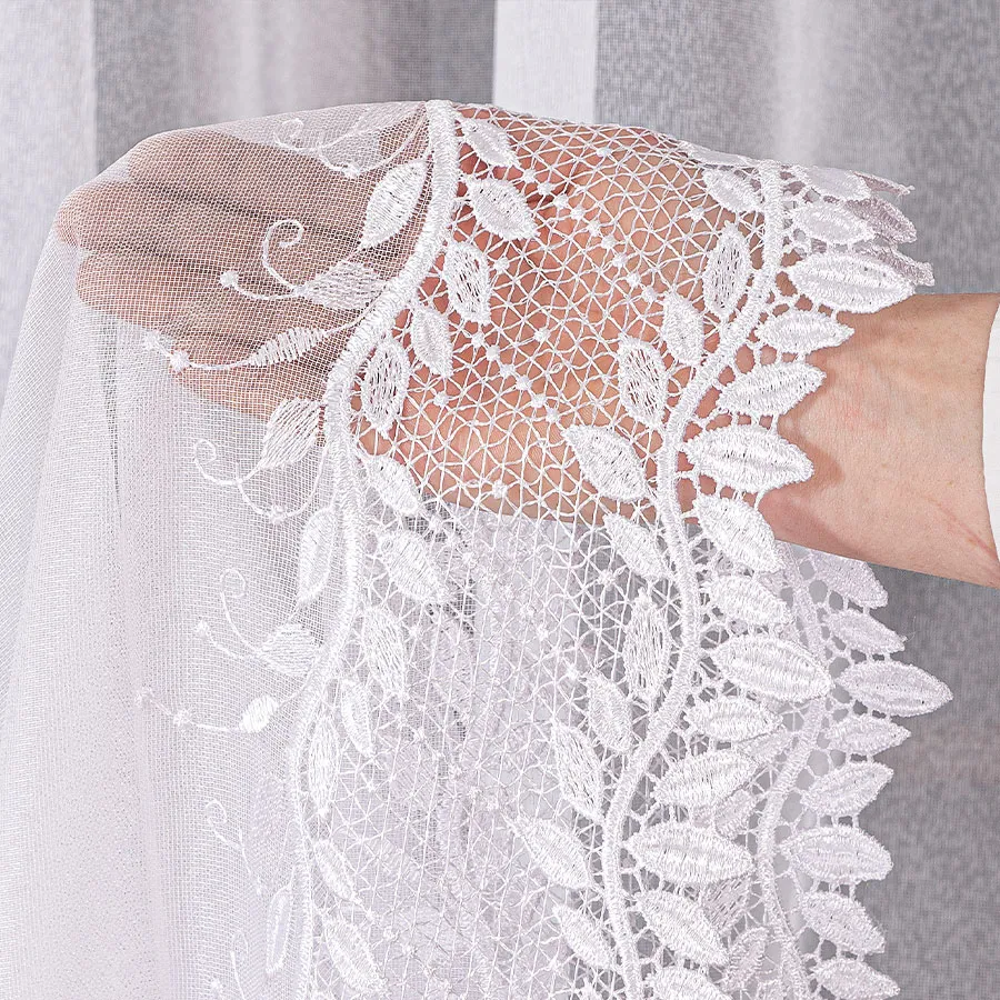 Firanka z aplikacją ze wzorem pasowym na markizecie 113000