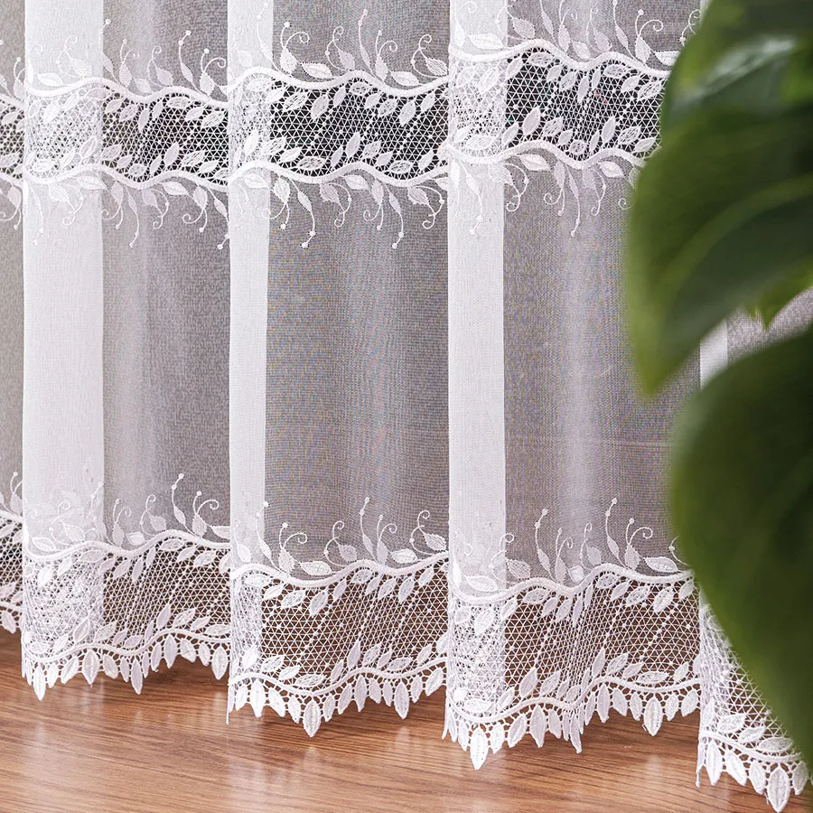 Firanka z aplikacją ze wzorem pasowym na markizecie 113000