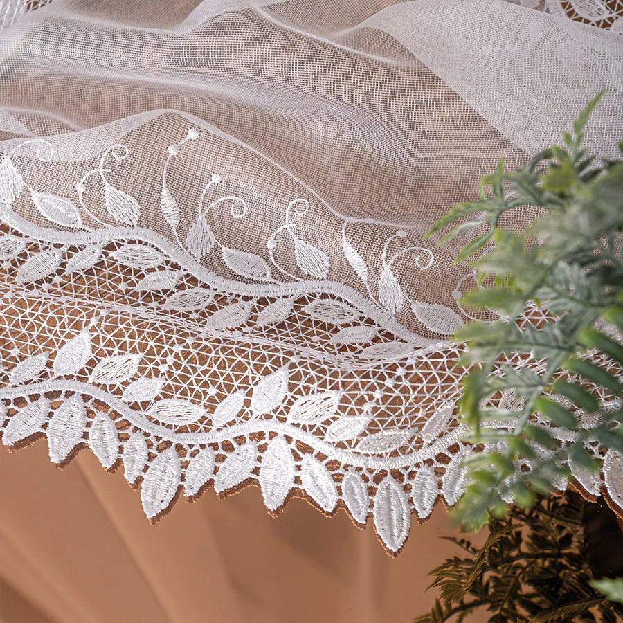 Firanka z aplikacją ze wzorem pasowym na markizecie 113000