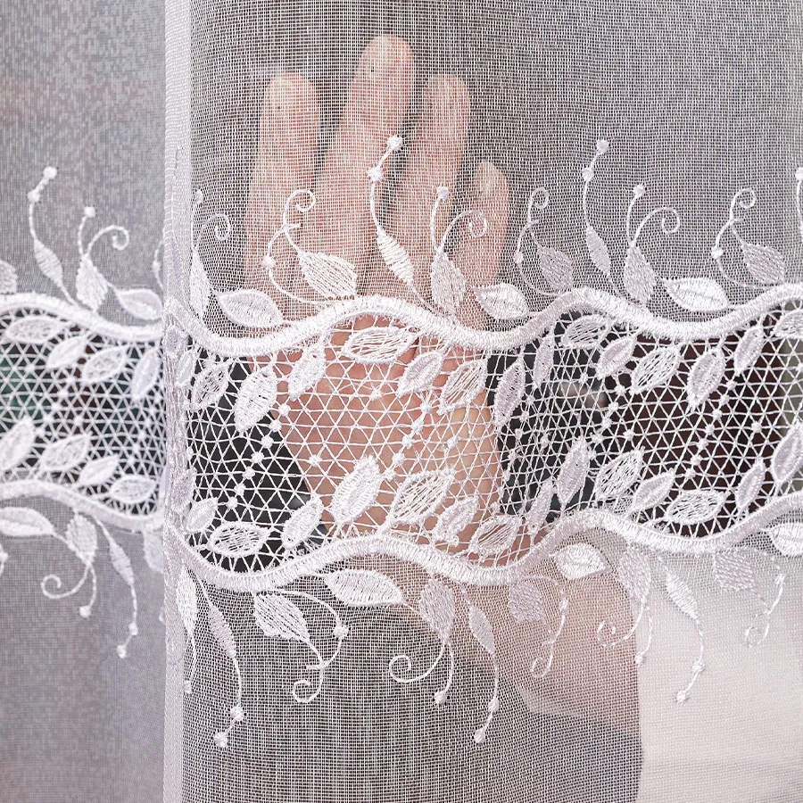 Firanka z aplikacją ze wzorem pasowym na markizecie 113000