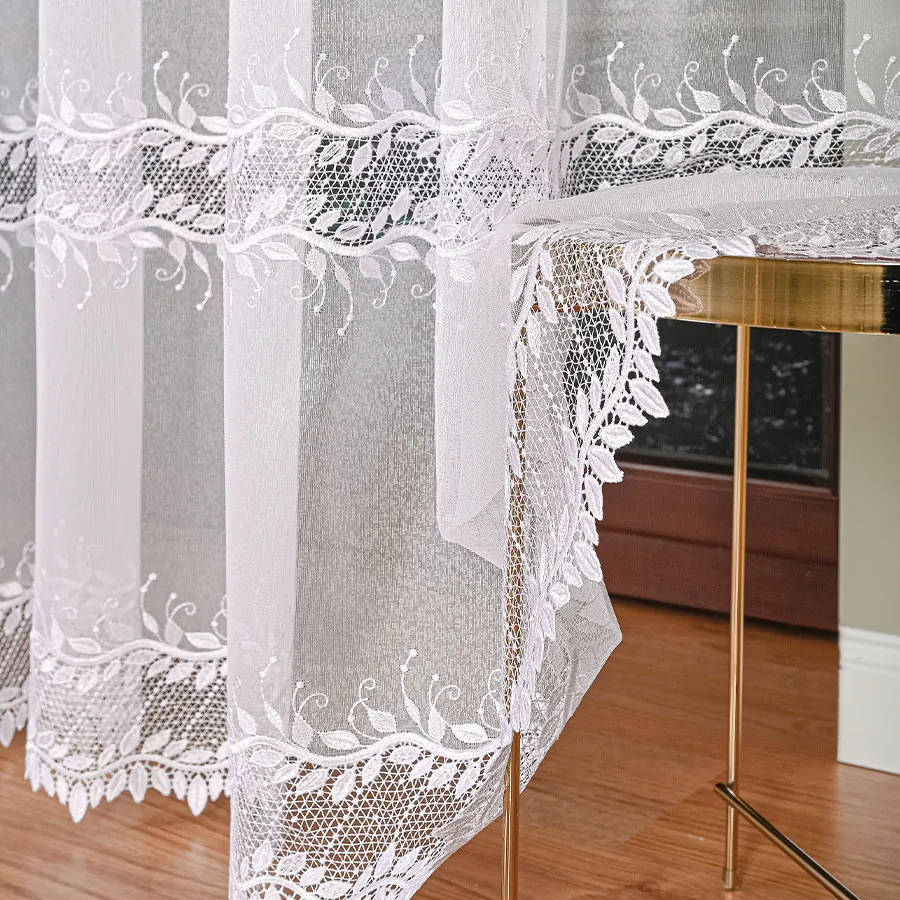 Firanka z aplikacją ze wzorem pasowym na markizecie 113000