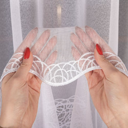 Firanka z aplikacją ze wzorem pasowym na markizecie 034617 Firanka z aplikacją ze wzorem pasowym na markizecie 034617