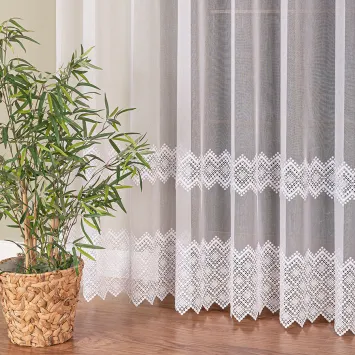 Firanka z aplikacją ze wzorem pasowym na markizecie 009377