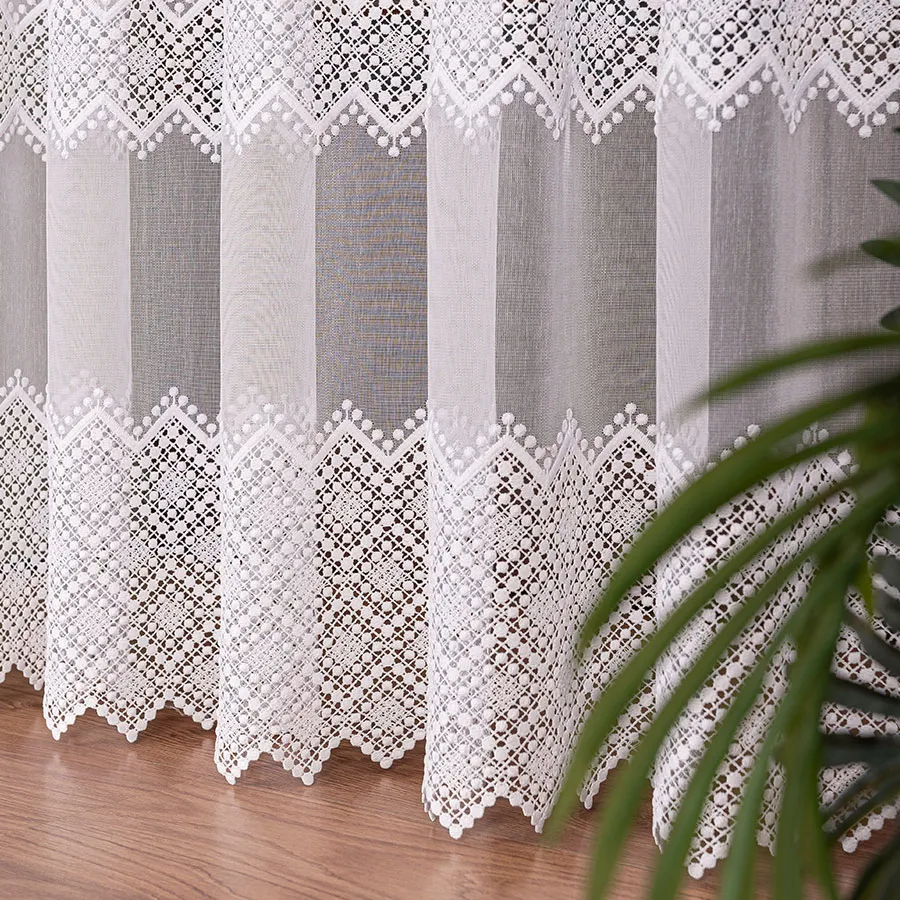 Firanka z aplikacją ze wzorem pasowym na markizecie 009377