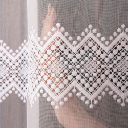 Firanka z aplikacją ze wzorem pasowym na markizecie 009377