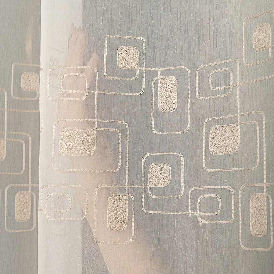 Firanka haftowana ze wzorem pasowym 224128