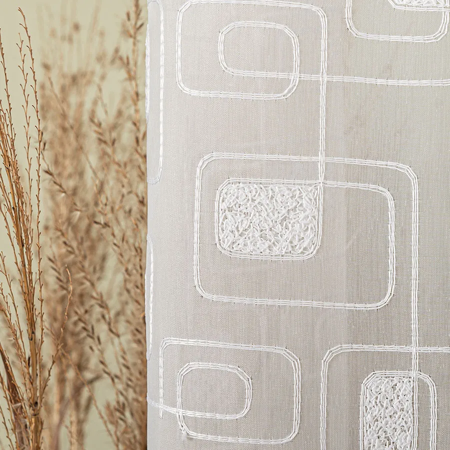 Firanka haftowana ze wzorem pasowym 224128