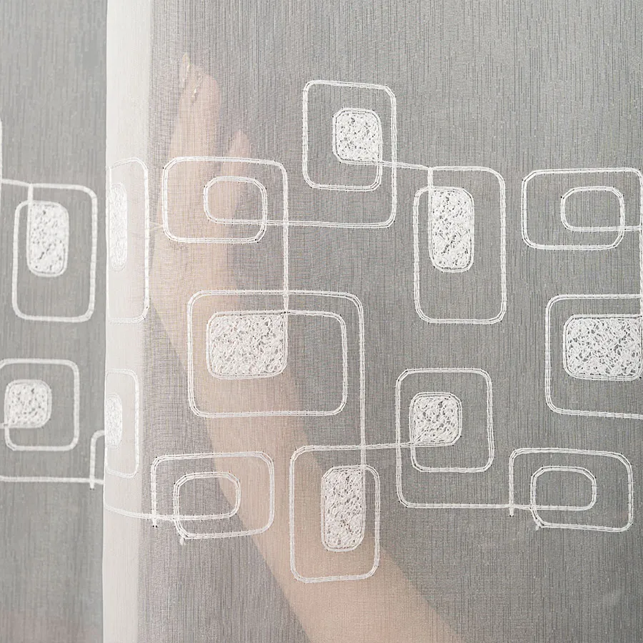 Firanka haftowana ze wzorem pasowym 224128