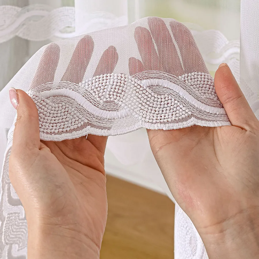 Firanka haftowana ze wzorem na samym dole 013417