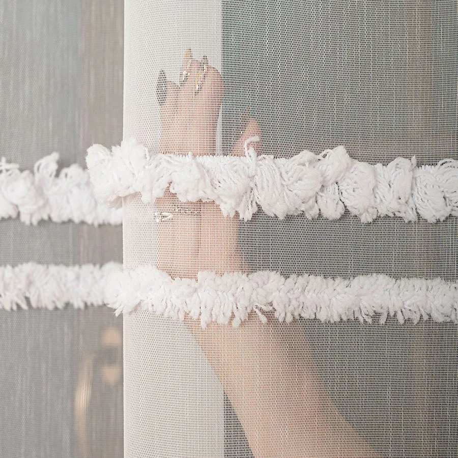 Firanka haftowana ze wzorem pasowym 083616