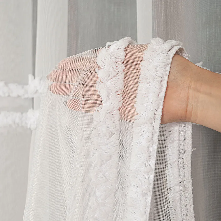 Firanka haftowana ze wzorem pasowym 083616