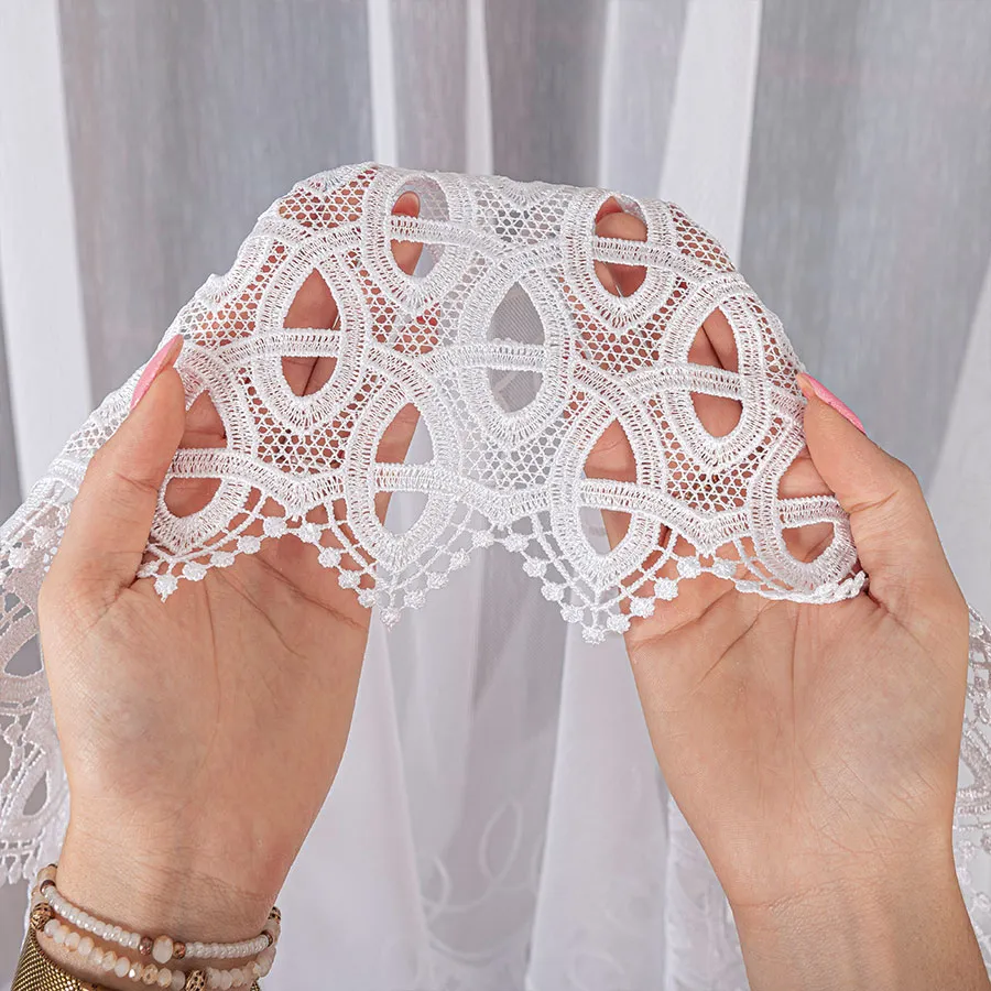 Firanka z aplikacją na markizecie ze wzorem pasowym 081972