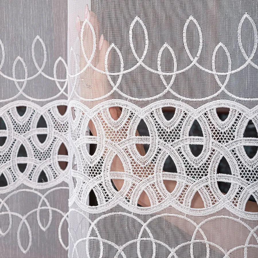 Firanka z aplikacją na markizecie ze wzorem pasowym 081972