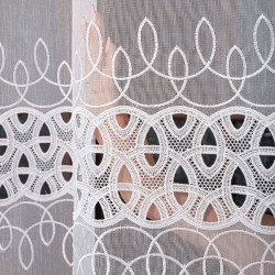 Firanka z aplikacją na markizecie ze wzorem pasowym 081972