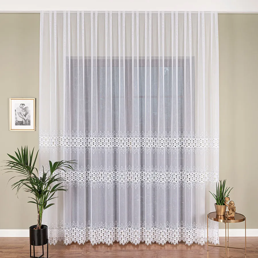 Firanka z aplikacją na markizecie ze wzorem pasowym 081972