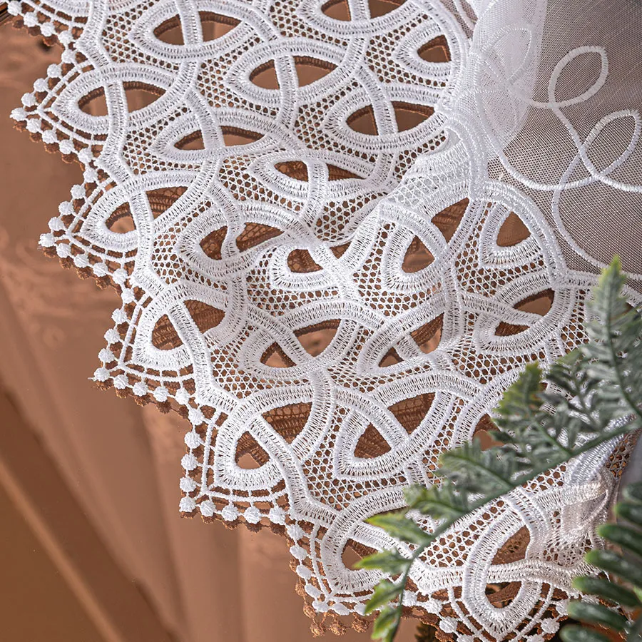 Firanka z aplikacją na markizecie ze wzorem pasowym 081972