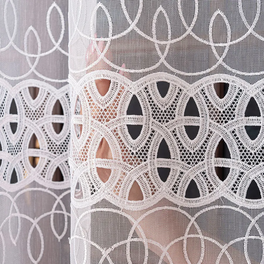 Firanka z aplikacją na markizecie ze wzorem pasowym 081972