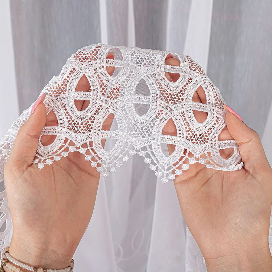 Firanka z aplikacją na markizecie ze wzorem pasowym 081972