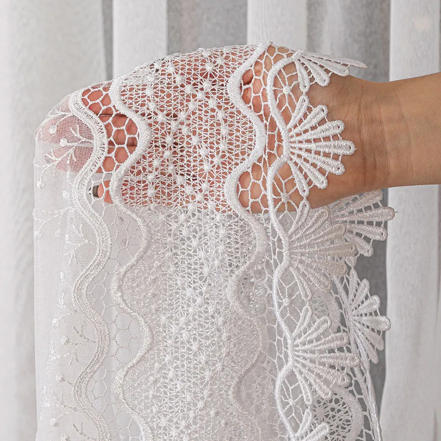 Firanka z aplikacją na markizecie ze wzorem pasowym 081445