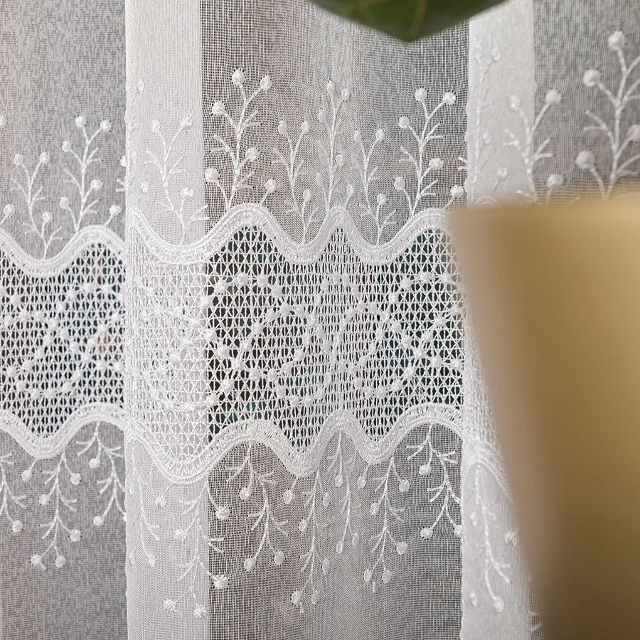 Firanka z aplikacją na markizecie ze wzorem pasowym 081445