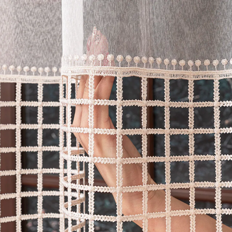 Firanka z aplikacją na markizecie ze wzorem pasowym 081773