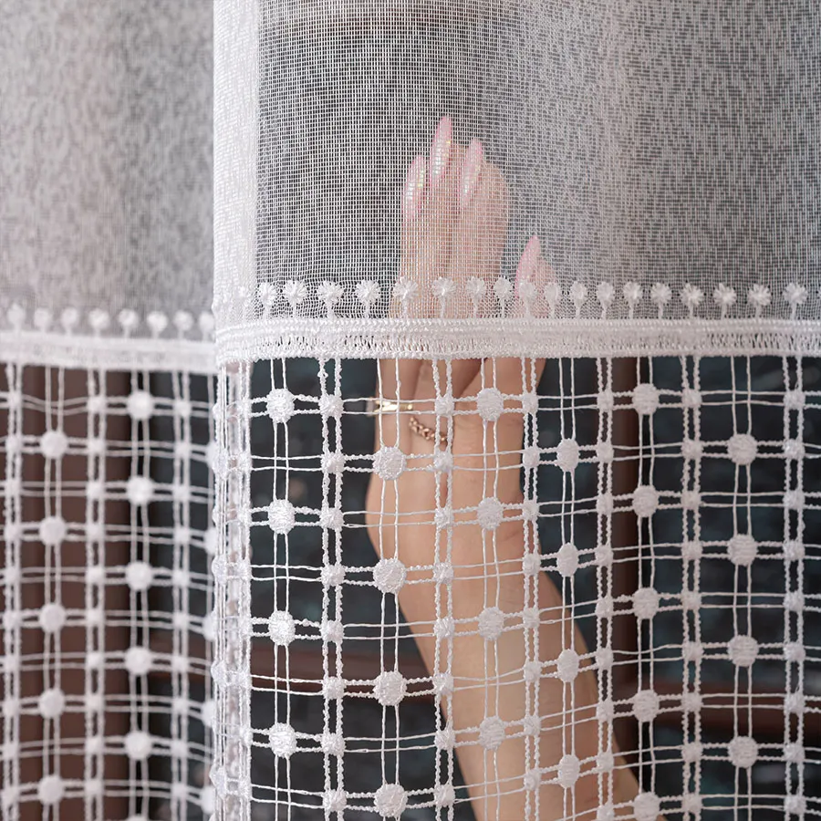 Firanka z aplikacją na markizecie ze wzorem pasowym 081778