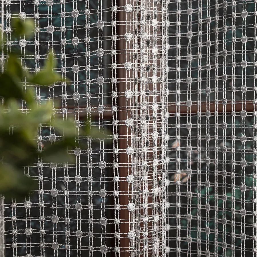 Firanka z aplikacją na markizecie ze wzorem pasowym 081778