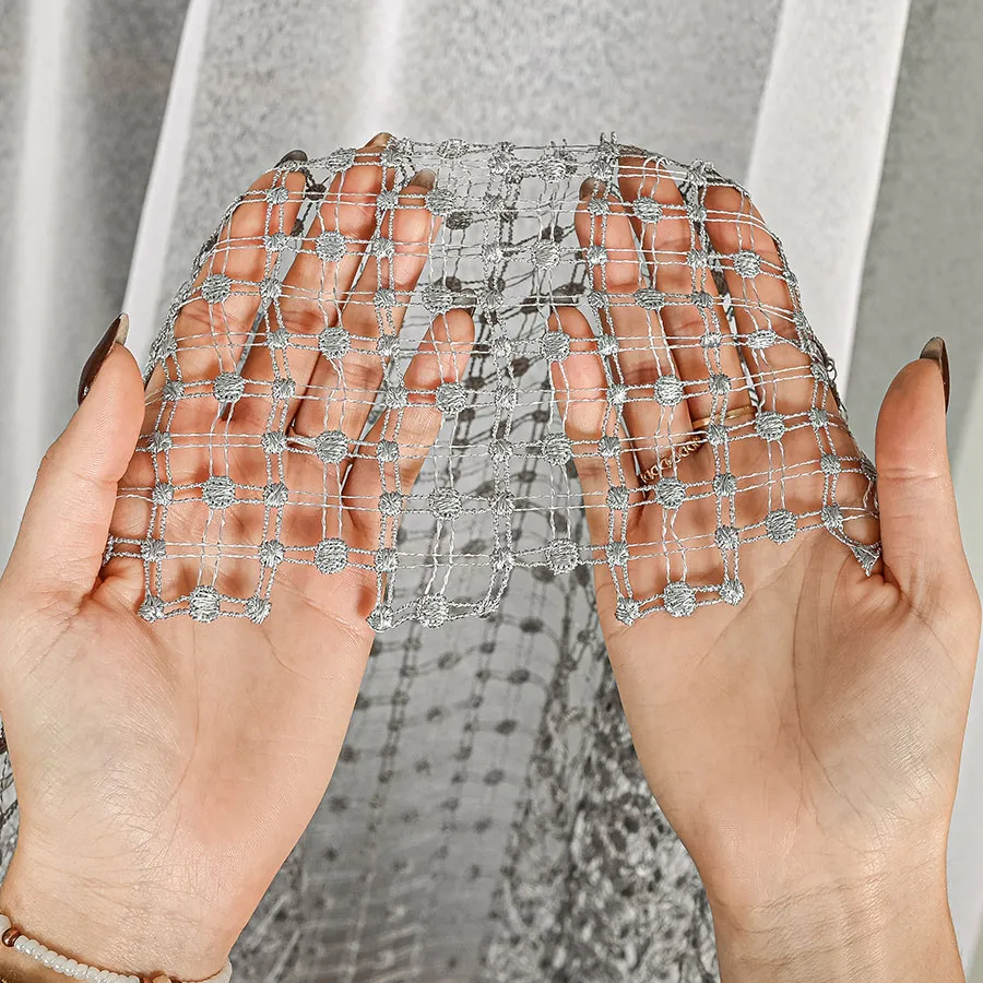 Firanka z aplikacją na markizecie ze wzorem pasowym 081778