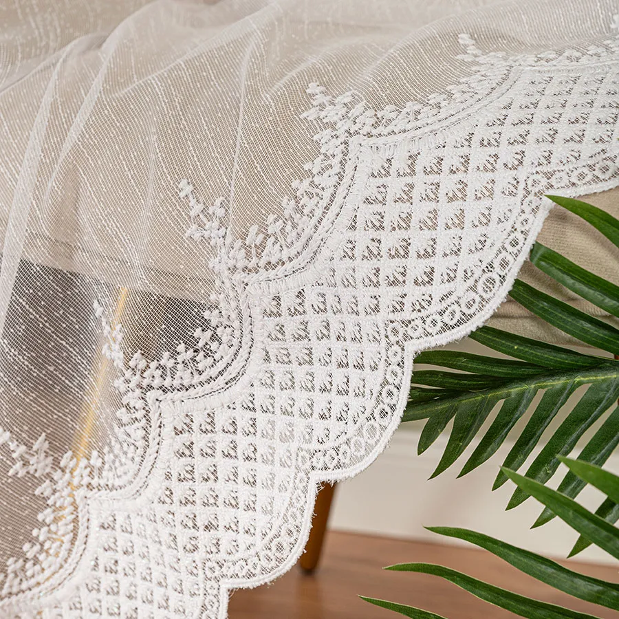 Firanka haftowana ze wzorem pasowym 127684