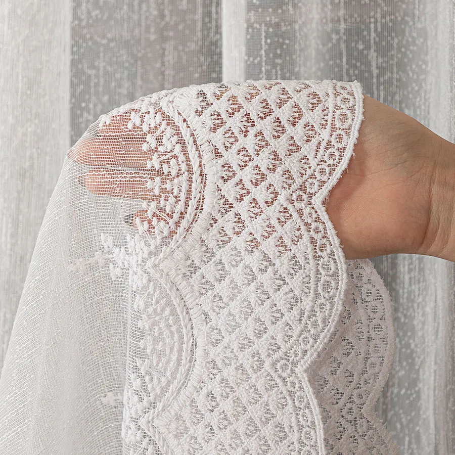 Firanka haftowana ze wzorem pasowym 127684