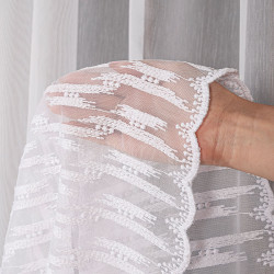 Firanka haftowana ze wzorem pasowym 127304