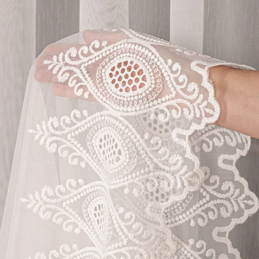 Firanka haftowana ze wzorem na samym dole 123995