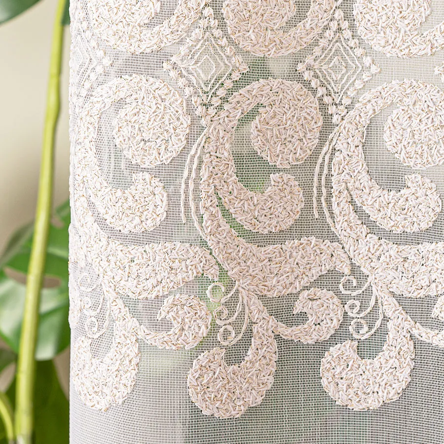 Firanka haftowana na markizecie ze wzorem pasowym ze złotą nicią 009363