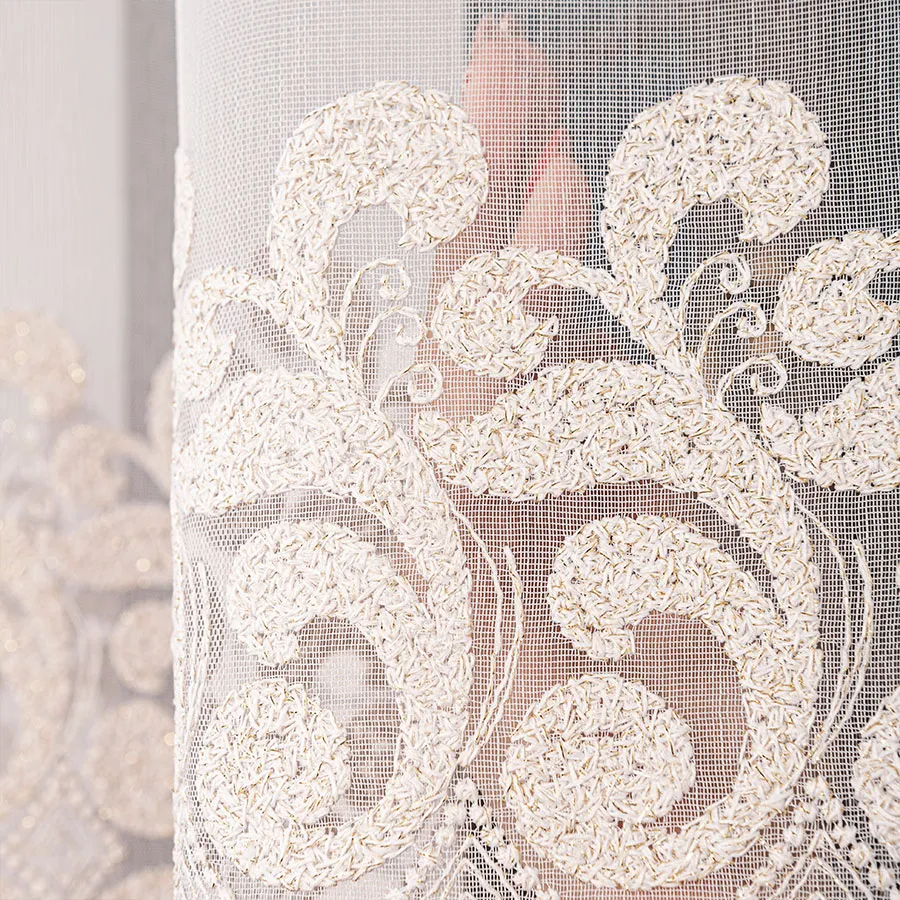 Firanka haftowana na markizecie ze wzorem pasowym ze złotą nicią 009363