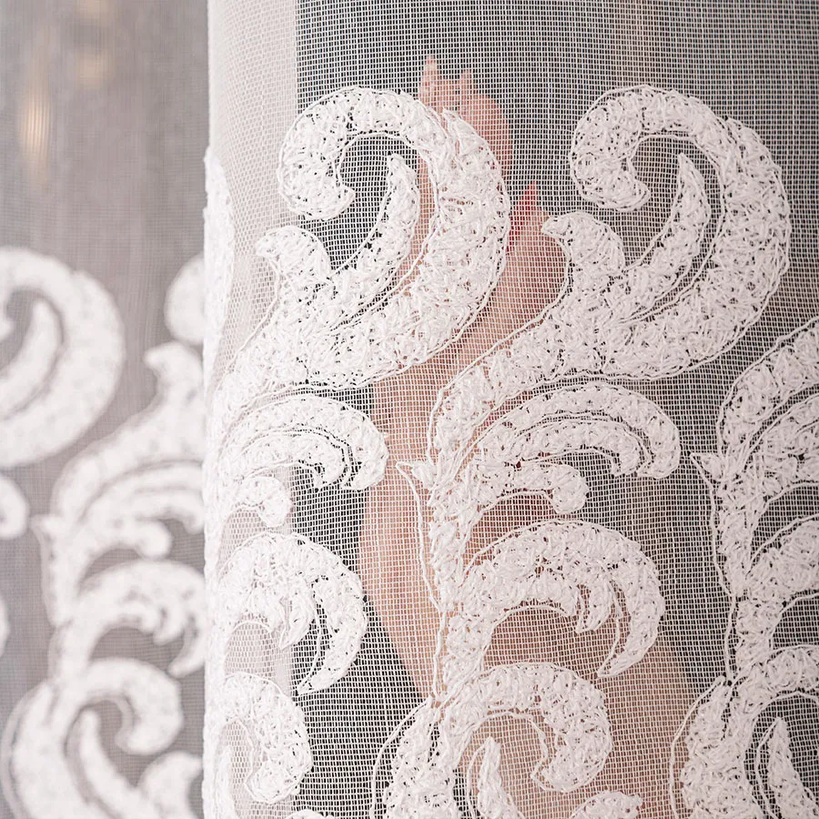 Firanka haftowana na markizecie ze wzorem pasowym 009366