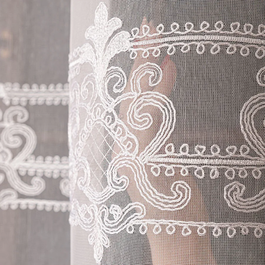 Firanka haftowana na markizecie ze wzorem pasowym 034282