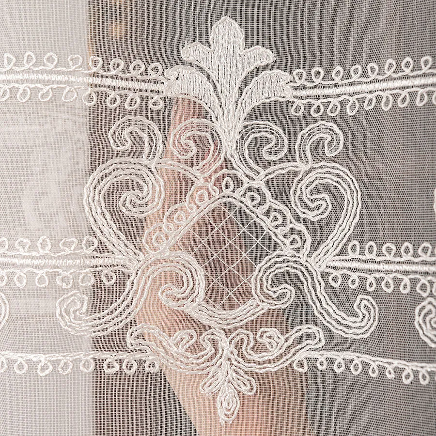 Firanka haftowana na markizecie ze wzorem pasowym 034282