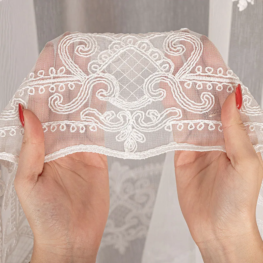 Firanka haftowana na markizecie ze wzorem pasowym 034282