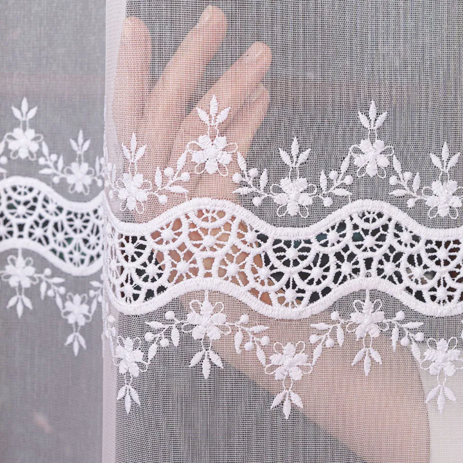 Firanka z aplikacją ze wzorem pasowym na markizecie 112964