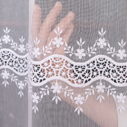 Firanka z aplikacją ze wzorem pasowym na markizecie 112964