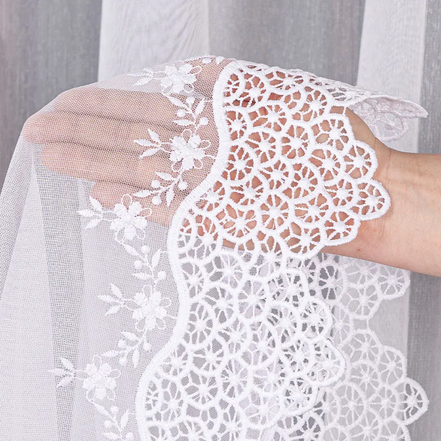 Firanka z aplikacją ze wzorem pasowym na markizecie 112964